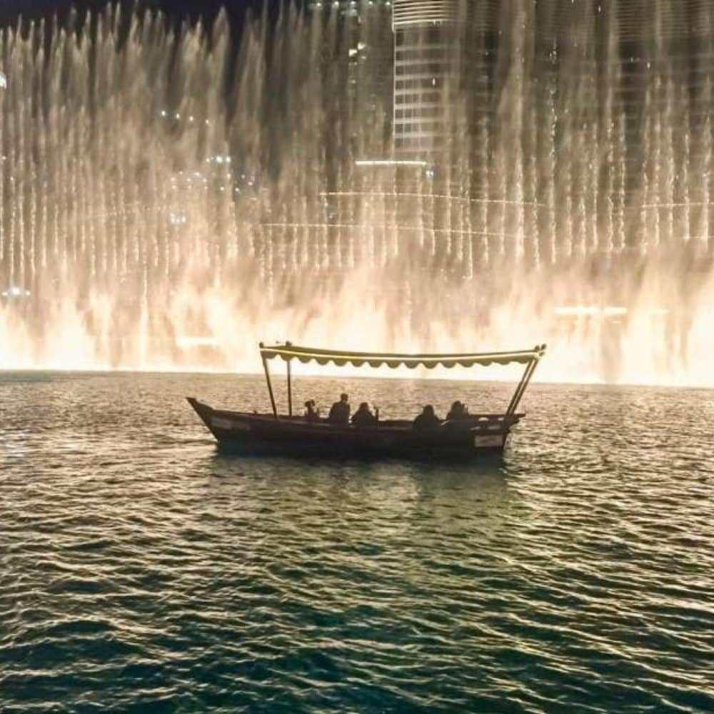 Espetáculo das fontes do Burj Khalifa e passeio no lago Burj