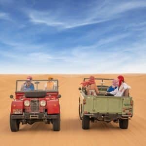 Excursión al desierto de Dubai en un Land Rover de época – Cena en un campamento beduino