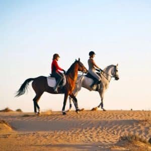 A caballo por el desierto de Dubai