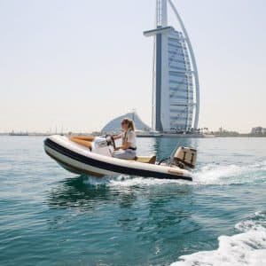 Speed Boat 60 min: Toma el control y navega a tu antojo